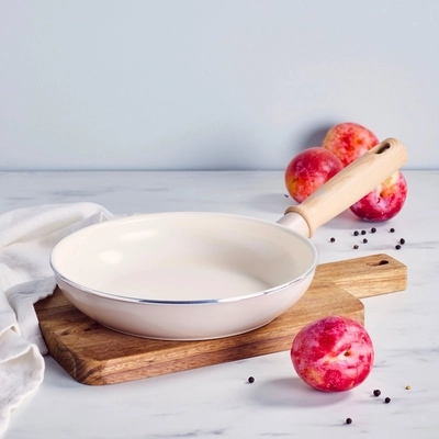 GreenChef Nordics keramische inductie koekenpan 24 cm - PFAS-vrij - Inductie pan - Vaatwasserbestendig - Ovenbestendig tot 160°C - keramische anti-aanbaklaag - Zonder deksel - Koelgreep - Crème